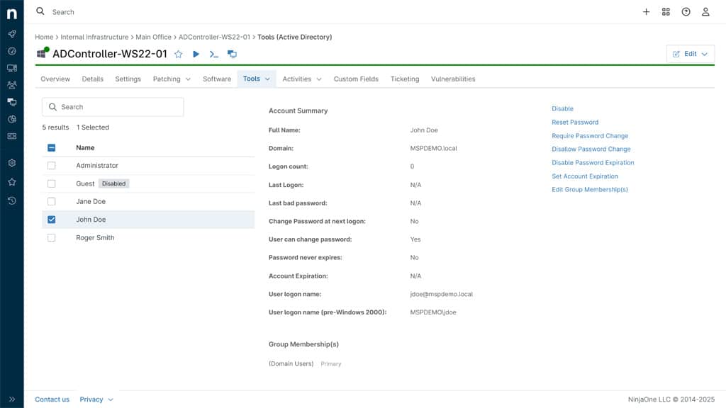 Ansicht der NinjaOne-AD-Controller-Tools mit Benutzerliste und Aktionen wie Deaktivieren, Passwort zurücksetzen und Gruppenmitgliedschaft